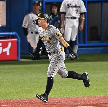 　３回、右越え３ランを放つ佐藤輝（撮影・金田祐二）