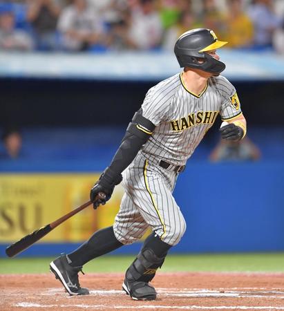 　８回、中前打を放つ佐藤輝（撮影・西岡正）