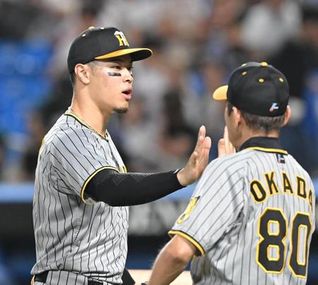 　ヤクルトに連勝し、岡田監督（右）とタッチを交わす佐藤輝（撮影・高部洋祐）