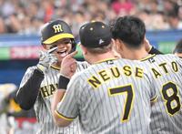 　２回、先制７号ソロを放ち祝福を受ける森下（撮影・高部洋祐）