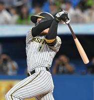 　８回、ソロを放つ森下（撮影・高部洋祐）