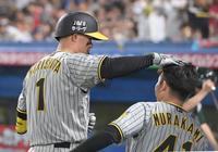 　８回、ソロを放ち、村上（右）の頭に手を置く森下（撮影・高部洋祐）