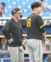 　打撃練習の順番を待つ間、佐藤輝（右）と話す森下（撮影・西岡正）