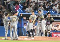 　９回、勝利を決めてマウンド上で喜ぶ佐藤輝（中央）＝撮影・堀内翔