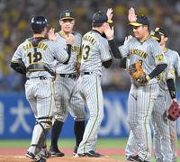 　ヤクルトに連勝し、タッチを交わす佐藤輝（左から２人目）ら阪神ナイン（撮影・西岡正）