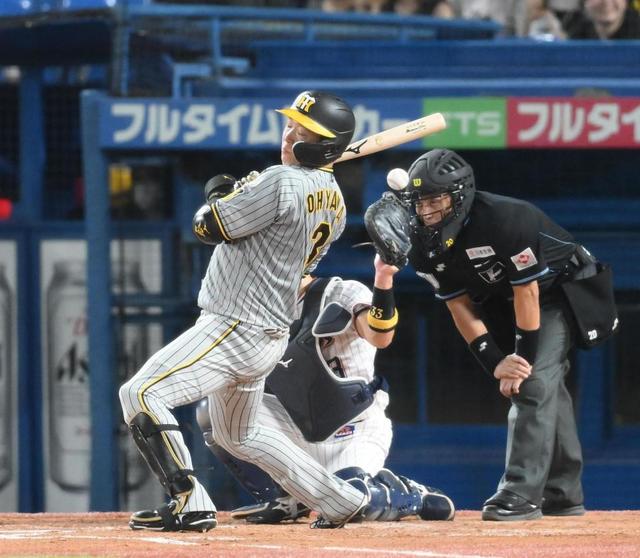 【写真】ド派手に避ける小野寺　ヤクルト投手の顔付近厳しい投球に