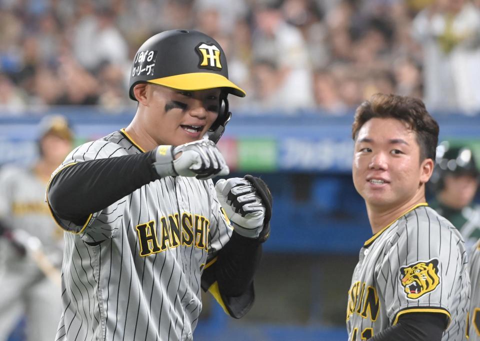 　８回、ソロを放ち、ガオガエンポーズを決める森下。右は村上（撮影・高部洋祐）