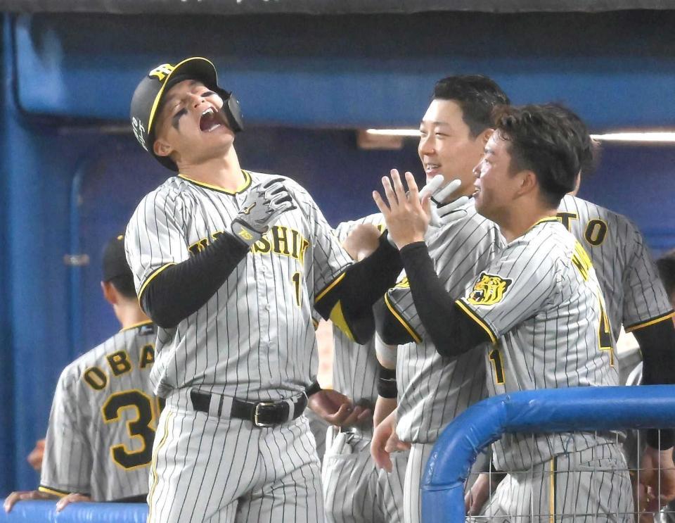 　８回、大山（中）にアイブラックをイジられ絶叫する森下