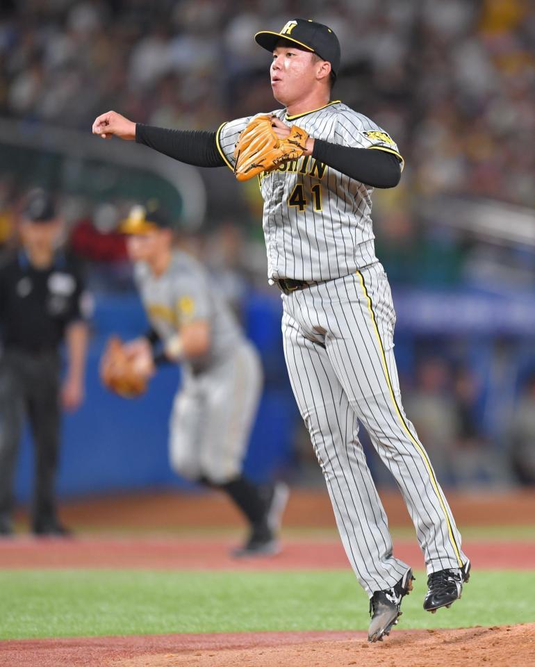 　６回を三者三振で終え、飛び上がる村上（撮影・西岡正）