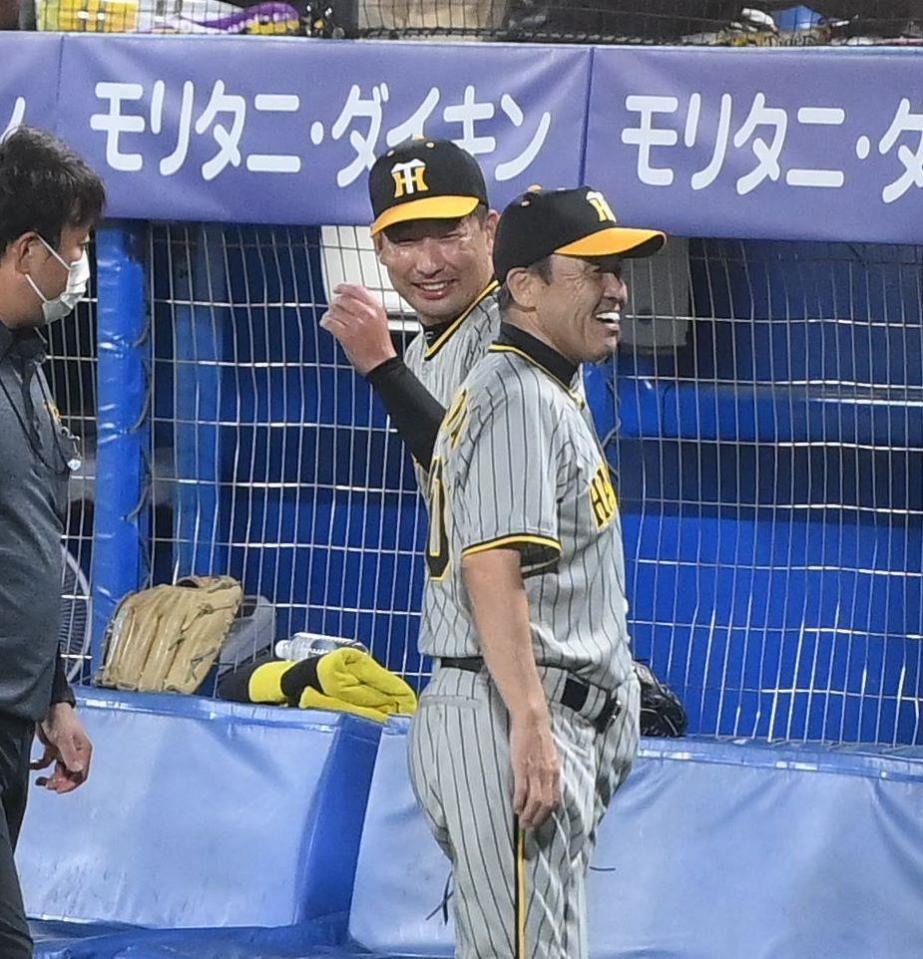 　試合後に岡田監督（右）から声をかけられる岩崎（撮影・堀内翔）