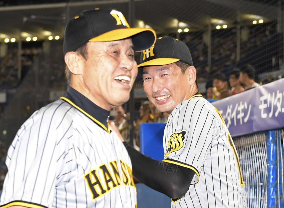 　最後を締めた岩崎は引き揚げる岡田監督（左）から声をかけられ笑顔（撮影・高部洋祐）