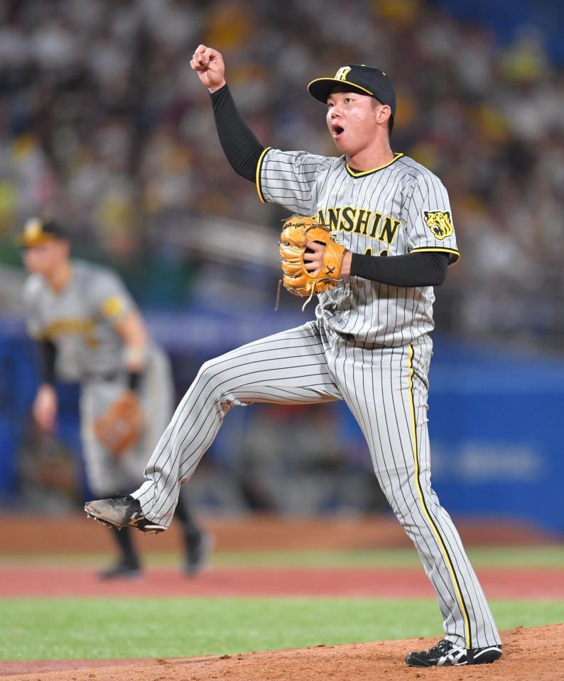 　６回を三者三振で終え、声を上げる村上（撮影・西岡正）