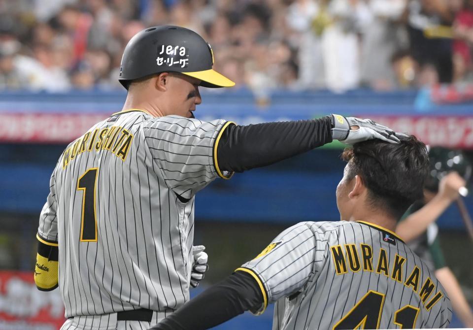 　８回、ソロを放ち、村上（右）の頭に手を置く森下（撮影・高部洋祐）