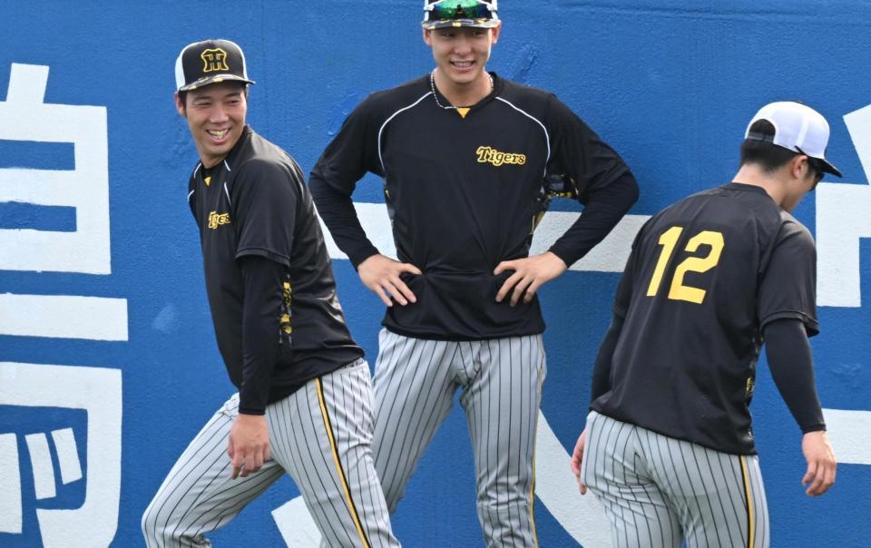 　坂本（１２）らと笑顔を見せる青柳（左）＝撮影・金田祐二