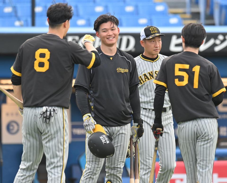 　佐藤輝（左）、中野（右）と談笑する森下（撮影・西岡正）