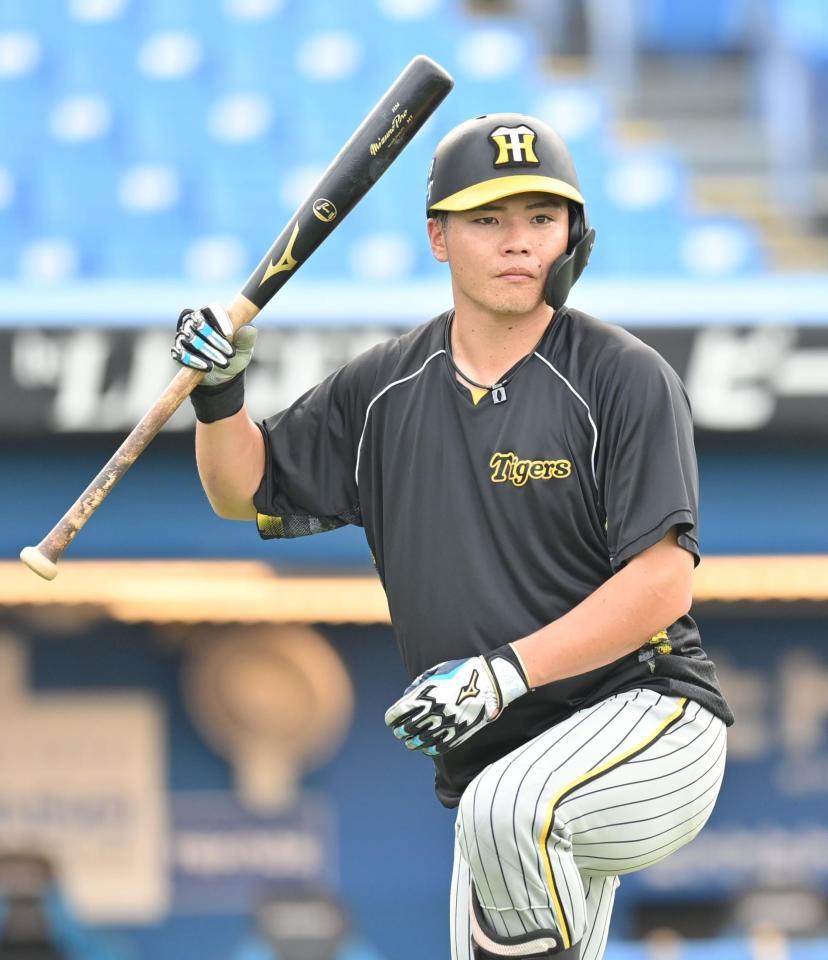 　打撃練習する小野寺（撮影・西岡正）