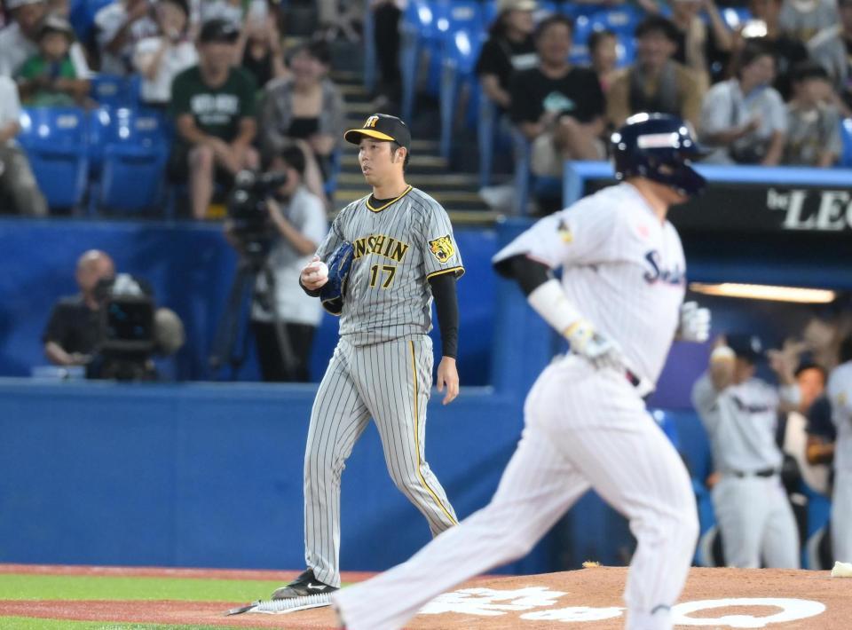 １回、村上（手前右）に先制の２ランを浴びた青柳（撮影・堀内翔）