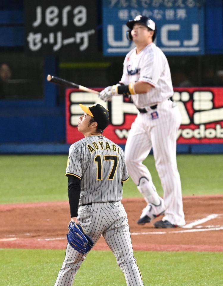 １回、村上に先制２ランを浴びる青柳（撮影・金田祐二）