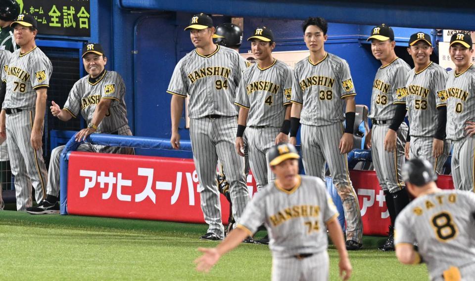 　３回、佐藤輝の３ランに笑顔の岡田監督（左から２人目）＝撮影・金田祐二