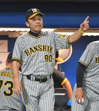 　７回、投手交代を告げる岡田監督（撮影・西岡正）