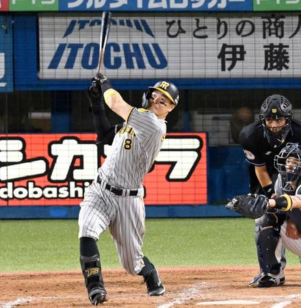 　３回、１６号３ランを放つ佐藤輝