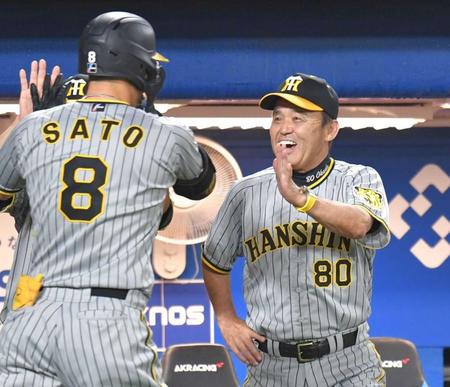 　３回、３ランを放った佐藤（８）を笑顔で迎える岡田監督