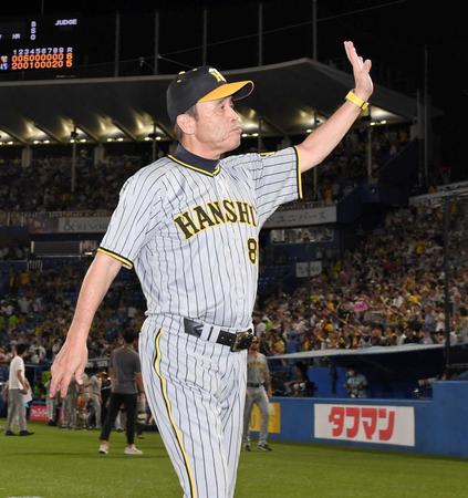 　ヤクルトに連勝し、スタンドの声援に応えながら引き揚げる岡田監督（撮影・高部洋祐）
