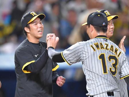 　岩崎（右）からウイニングボールを手渡され、笑顔を見せる青柳