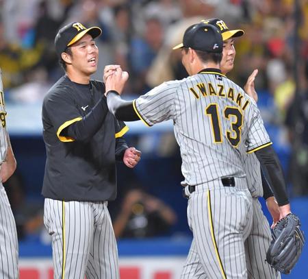 　岩崎（右）からウイニングボールを手渡され、笑顔を見せる青柳＝２日