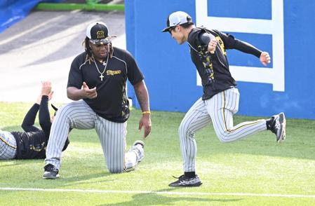 　坂本の走るタイムを計るフリをするミエセス（撮影・金田祐二）