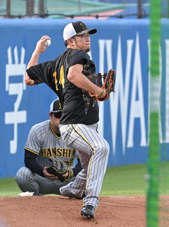 　試合前、ブルペンで投球練習する岩貞（撮影・高部洋祐）