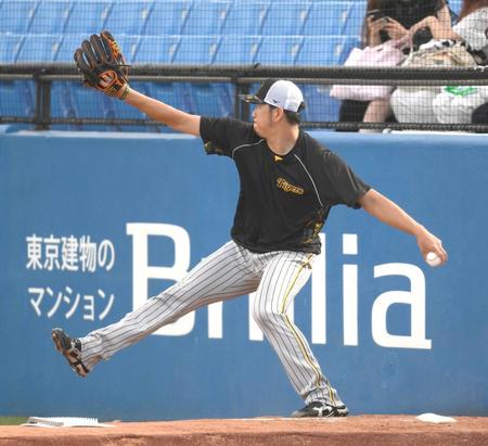 　試合前にブルペンで投球練習をする岩貞（撮影・堀内翔）