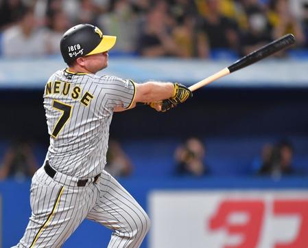 　２回、中越えに適時二塁打を放つノイジー（撮影・西岡正）