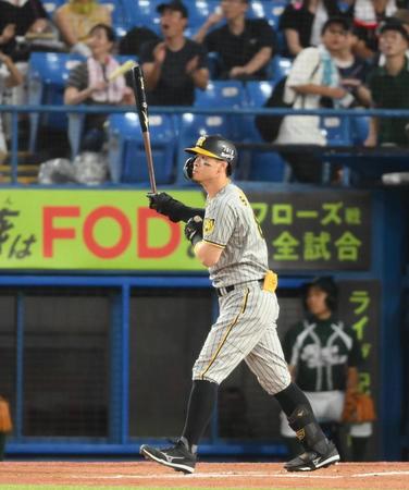 　１回、佐藤輝が右越えに３ランを放つ（撮影・堀内翔）