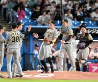 　９回、勝利を決め、マウンド上で喜ぶ佐藤輝（中央）ら阪神ナイン