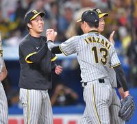 　岩崎（右）からウイニングボールを手渡され、笑顔を見せる青柳＝２日