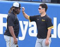 　ミエセスをイジる岩崎（撮影・金田祐二）