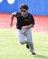 　調整する伊藤将（撮影・金田祐二）