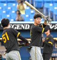 　中野（左）と打撃練習する佐藤輝（撮影・西岡正）
