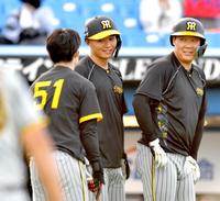 　中野（左）、大山（右）と談笑する森下（撮影・西岡正）