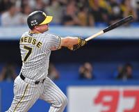 　２回、中越えに適時二塁打を放つノイジー（撮影・西岡正）