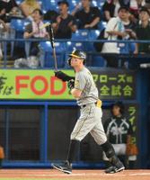 　１回、佐藤輝が右越えに３ランを放つ（撮影・堀内翔）