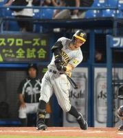 　１回、佐藤輝が右越えに３ランを放つ（撮影・堀内翔）