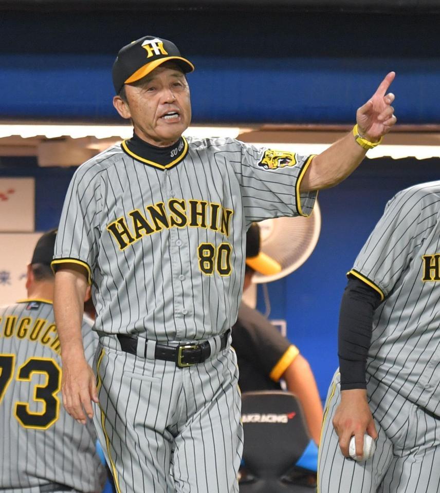 　７回、投手交代を告げる岡田監督（撮影・西岡正）