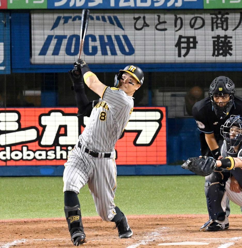 　３回、１６号３ランを放つ佐藤輝