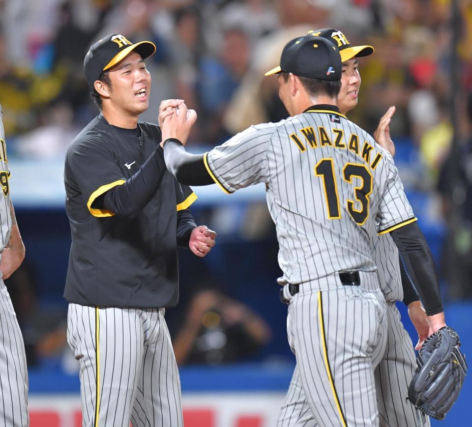 　岩崎（右）からウイニングボールを手渡され、笑顔を見せる青柳＝２日