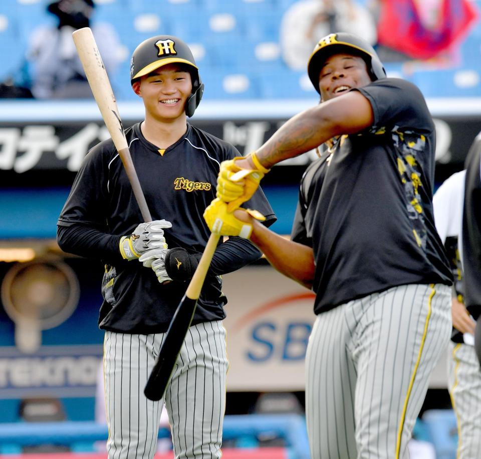 　ミエセス（右）と笑顔で話す森下（撮影・西岡正）