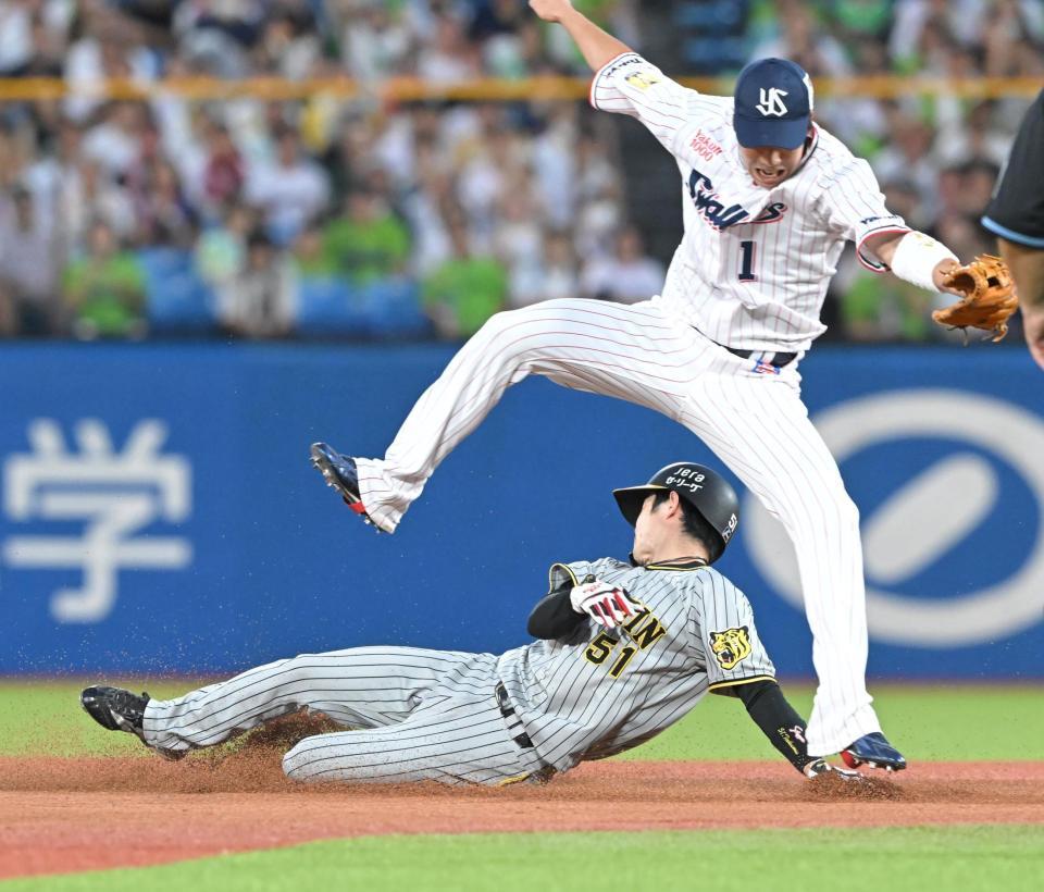 　１回、ノイジーの打球で二進する中野。村上の悪送球でセーフとなる（撮影・高部洋祐）