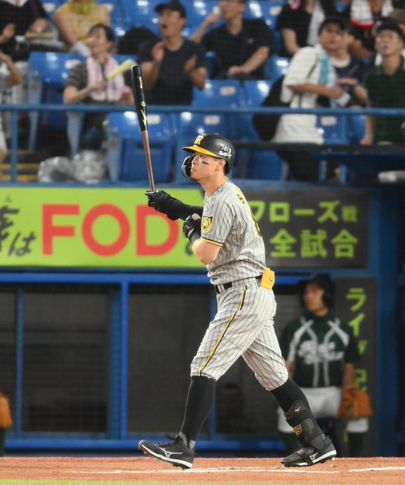 　１回、佐藤輝が右越えに３ランを放つ（撮影・堀内翔）