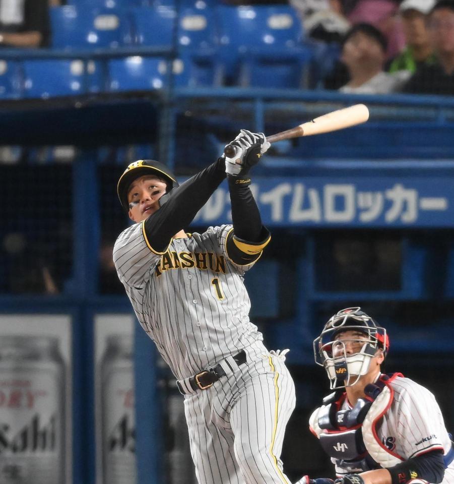 　６回、森下が左中間にソロを放つ（撮影・堀内翔）